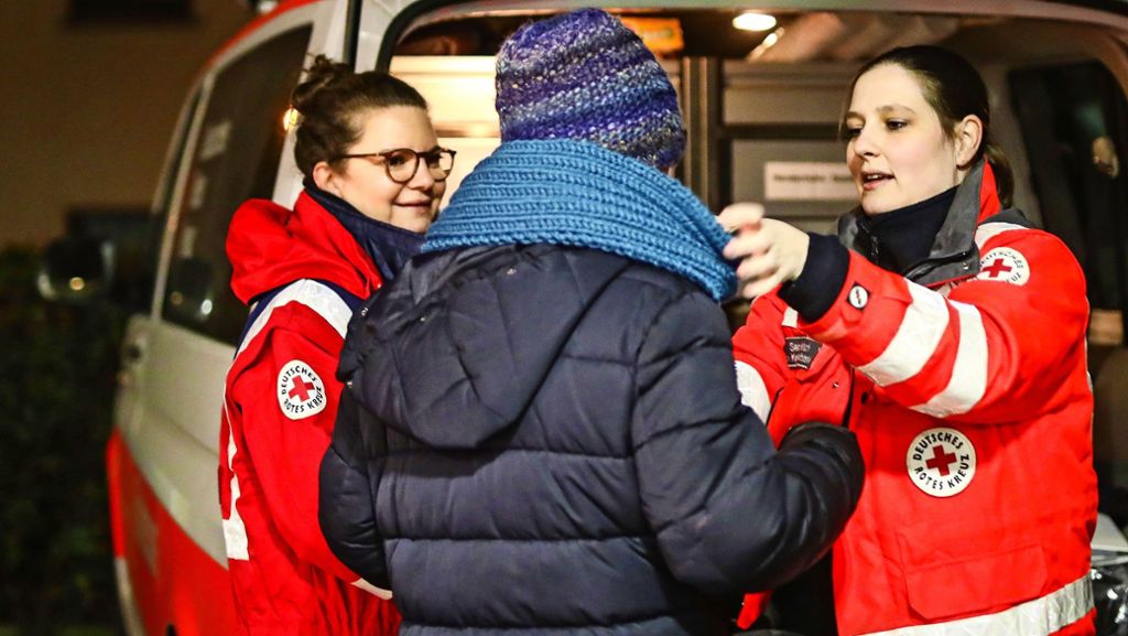 Kältebus in Stuttgart: Strickmützen und Schokoriegel für Obdachlose