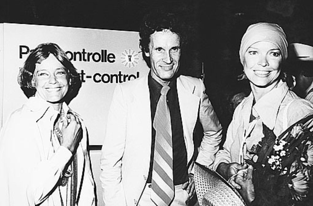 1977: Nachfolger von Festivalleiter Alfred Bauer wird Mitte der 1970er Jahre der Filmpublizist Wolf Donner (Mitte), der 1977 Maria Schell und Ellen Burstyn aus "Der Exorzist" in Berlin begrüßen kann. Schon 1979 ist für Donner wieder Schluss.