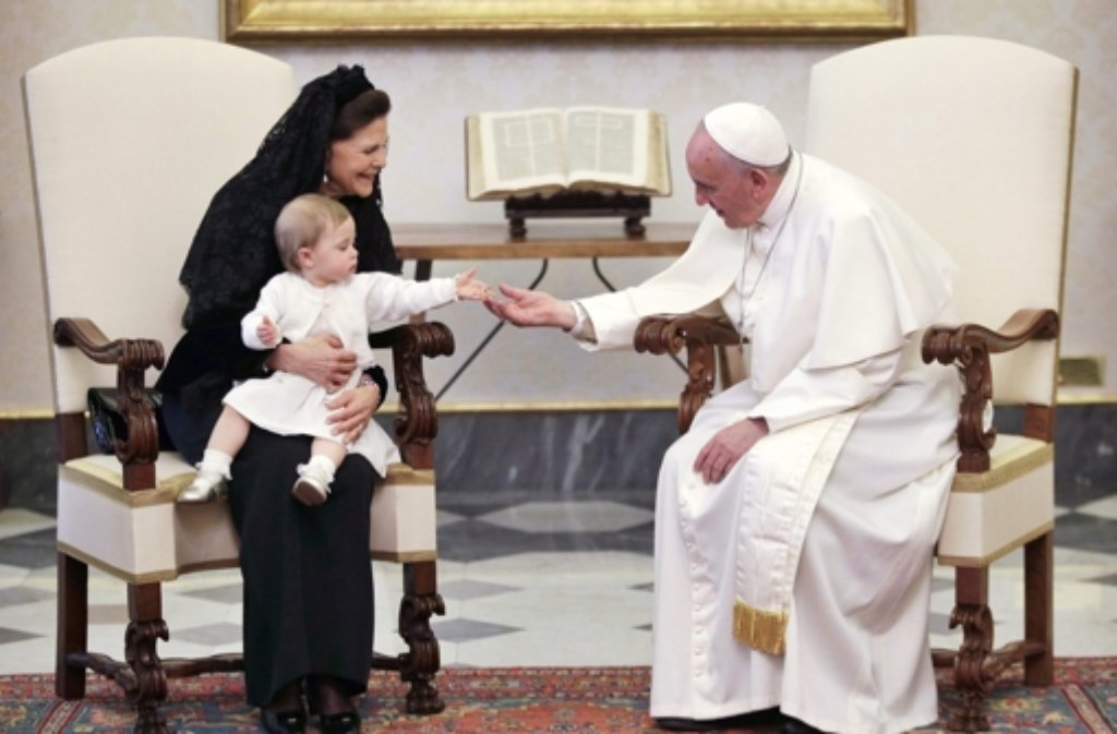 Prinzessin Leonore auf dem Schoß ihrer Oma, Königin Silvia, zu Besuch beim Papst in Rom.