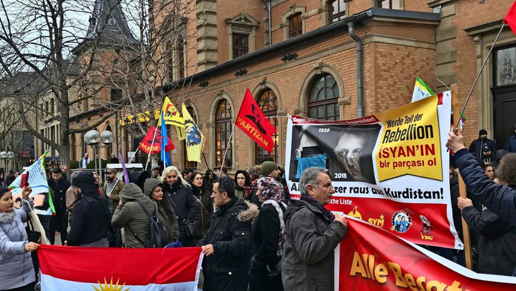 Proteste in Ludwigsburg gegen türkischen Militäreinsatz: Demonstranten vergleichen Erdogan mit Hitler