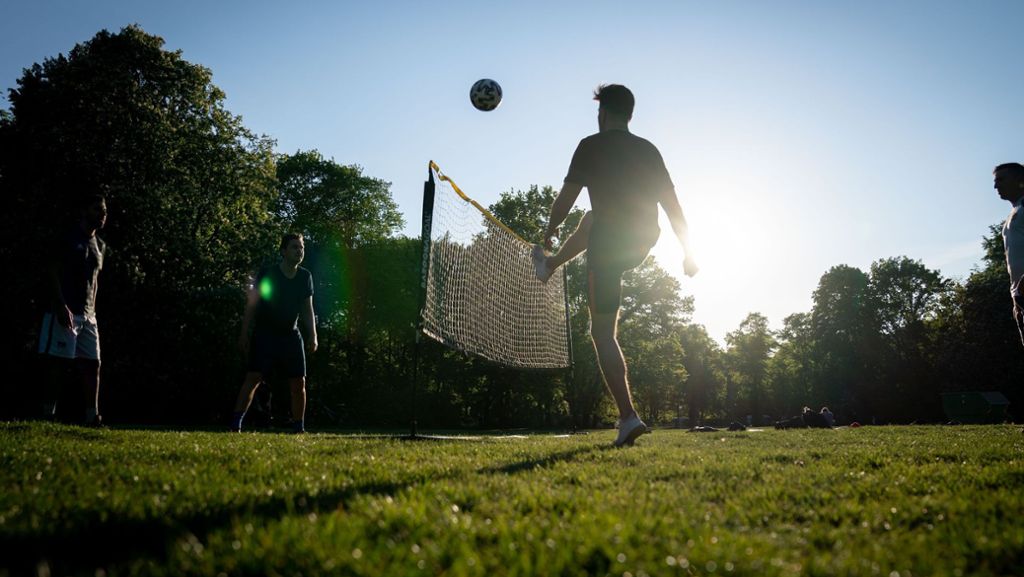  Im Zuge der Lockerungen für den Breitensport ist unter strengen Auflagen eingeschränktes Fußball-Training möglich. Das kündigte das Kultusministerium am Donnerstag an. 
