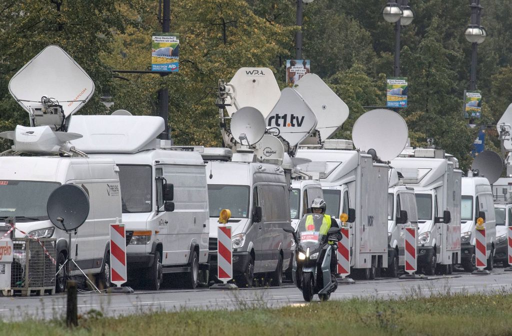 Zahlreiche Übertragungswagen unterschiedlichster TV-Sender stander vor der Parteizentrale der CDU in Berlin.