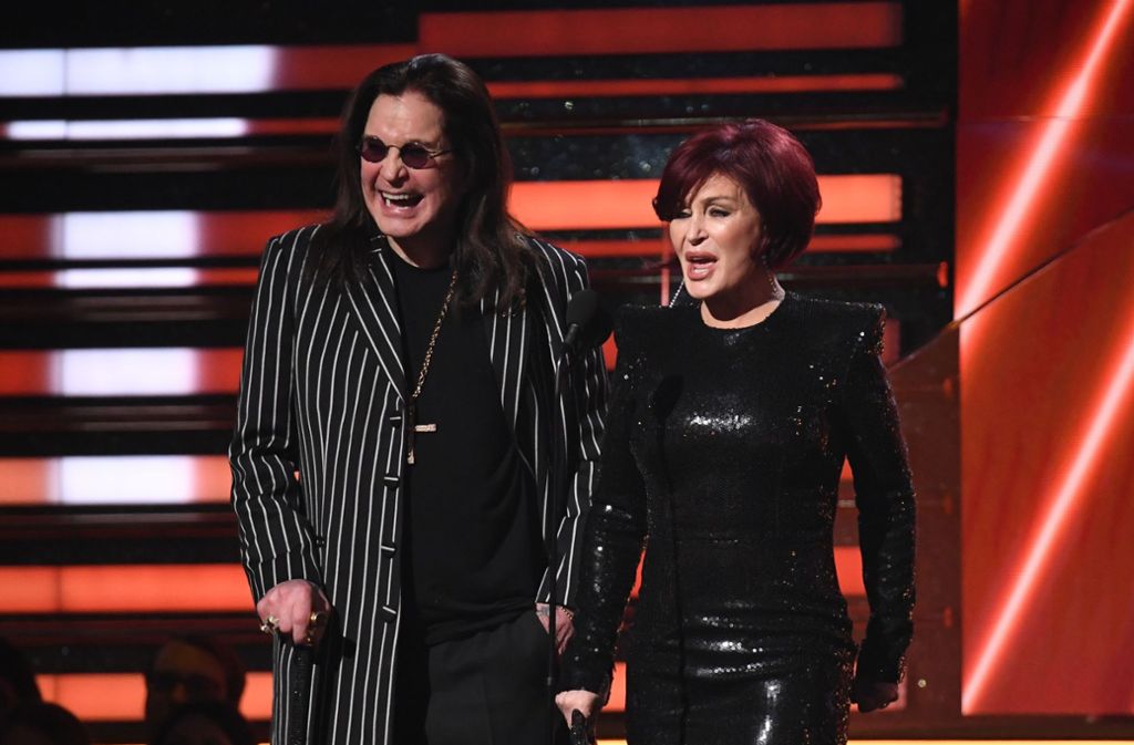 Über seine Gesundheit gibt es viele Spekulationen, aber bei den Grammys trat Ozzy Osbourne zusammen mit seiner Frau Sharon auf.