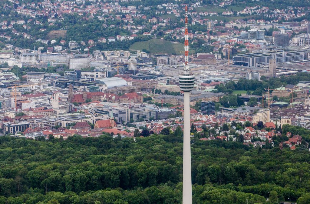 Auf dem Fernsehturm kann man im Frühling endlich wieder den gigantischen Ausblick über das ergrünte Stuttgart genießen – und das ganz ohne zu frieren.