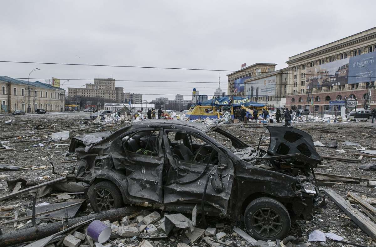 Der zentrale Platz von Charkiw liegt nach dem Beschuss des Rathauses in Trümmern.