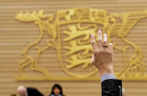 Handzeichen im Landtag: erst gegen die Staatspension, dann wieder dafür Foto: dpa