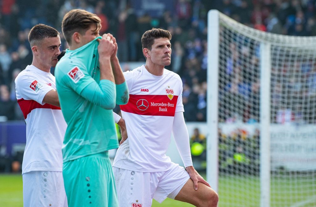 Nach 82 Minuten wurde Mario Gomez eingewechselt, doch auch er konnte wenigstens einen Punkt nicht retten. Enttäuschung nach der Partie beim Stürmer, Torhüter Gregor Kobel und Philipp Förster.