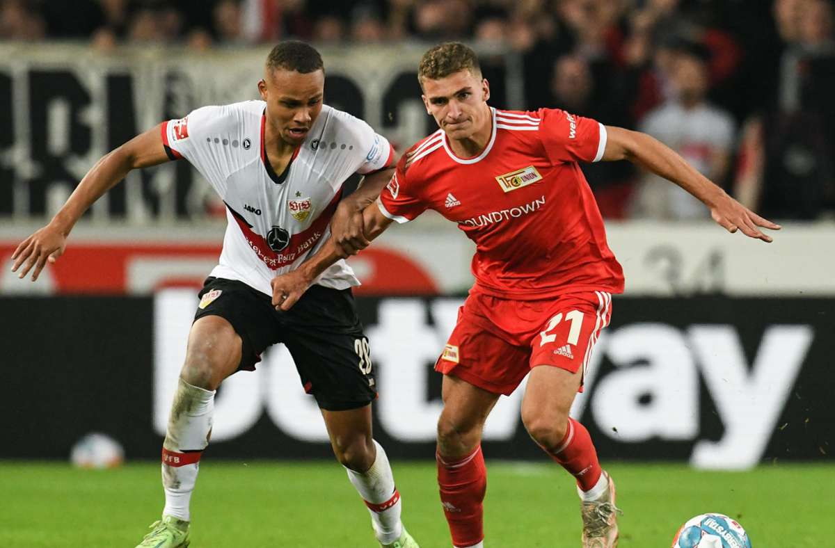 Nikolas Nartey verliert gegen Berlins Grischa Prömel, der bei den Stuttgarter Kickers das Fußballspielen erlernte.
