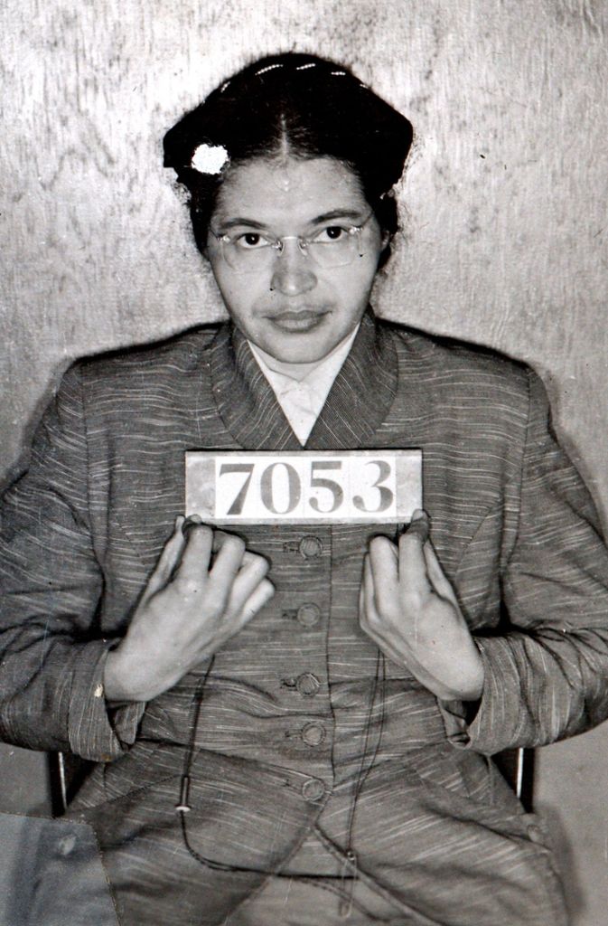 Rosa Parks Ist es wirklich so einfach, die Welt gerechter zu machen? Zum Beispiel, indem man im Bus nicht aufsteht, obwohl ein Gesetz das vorschreibt? Vor einem halben Jahrhundert schien das so zu sein. Die US-Bürgerrechtlerin Rosa Louise Parks wurde am 1. Dezember 1955 in Montgomery verhaftet, weil sie sich geweigert hatte, ihren Sitzplatz im Bus einem Weißen zu überlassen. Es folgten Boykottaktionen, die als Anfang der schwarzen Bürgerrechtsbewegung gelten. Rosa Parks, 1913 in den Südstaaten geboren, war bei ihrer Aktion 42 Jahre alt, verdiente sich ihr Geld als Näherin und war seit mehr als zehn Jahren nebenbei als Sekretärin für die NAACP, eine Organisation zur Förderung farbiger Menschen, aktiv. 2005 ist sie in Detroit gestorben, wohin sie mit ihrem Mann 1957 vor Drohungen geflüchtet war. Sie sagte: „Ich möchte als ein Mensch in Erinnerung bleiben, der frei sein wollte, damit andere auch frei sein können.“ Als erste Frau überhaupt wurde sie vor ihrer Beisetzung im Kapitol öffentlich aufgebahrt. (ak)