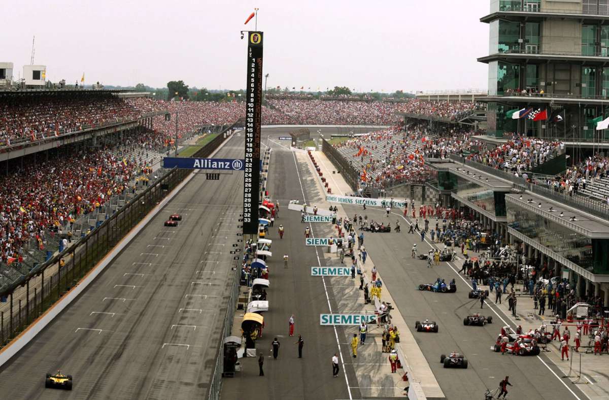 Six-Pack am Start Beim Grand Prix der USA 2005 in Indianapolis stellt sich im Training heraus, dass die Michelin-Reifen den Anforderungen der Steilkurve nicht gewachsen sind – daher beschließen alle von Michelin ausgestatteten Teams, das Rennen nach der Einführungsrunde zu beenden (im Foto rechts). So standen nur sechs Autos in der Startaufstellung, die mit Bridgestone-Pneus (im Foto links) fuhren. Den Sieg feierte Michael Schumacher, das Skandalrennen fügte dem Image der Formel 1 in den USA einen immensen Schaden zu.