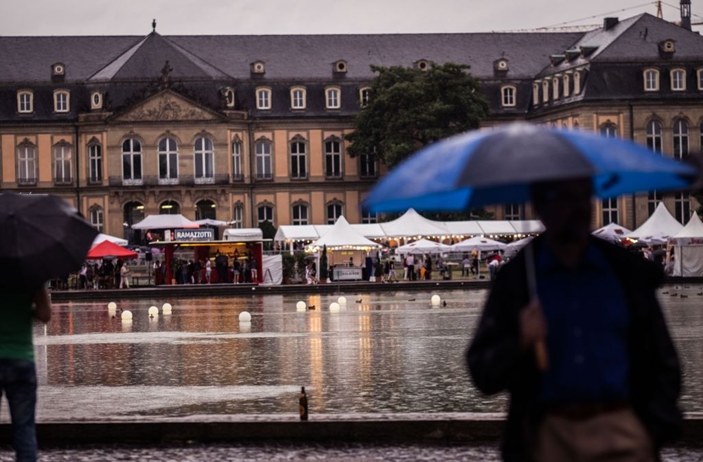 Neben den weißen Zelten sah man am Donnerstag auch viele Schirme beim Sommerfest.