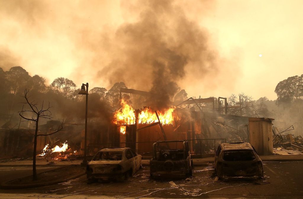 Etliche Häuser sind durch die Brände bedroht.