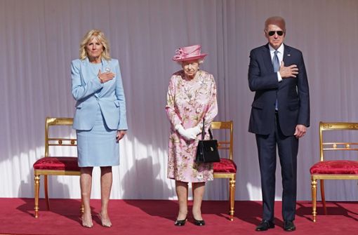 Joe Biden und seine Ehefrau Jill nehmen Queen Elizabeth II. in die Mitte. Foto: dpa/Arthur Edwards