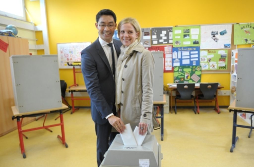 Der FDP-Bundesvorsitzende Philipp Rösler und seine Frau Wiebke geben ihre Stimmen für die Bundestagswahl in der Friedrich-Dierks-Grundschule in Isernhagen (Niedersachsen) ab.