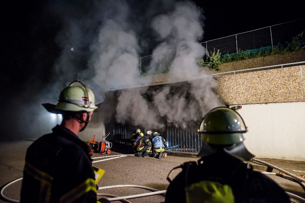 Dichter Rauch quillt aus der Tiefgarage am Asemwald - die Stuttgarter Feuerwehr ist bis 1.30 Uhr im Einsatz