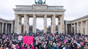 Tausende Menschen bei Demo gegen Rechts am Brandenburger Tor