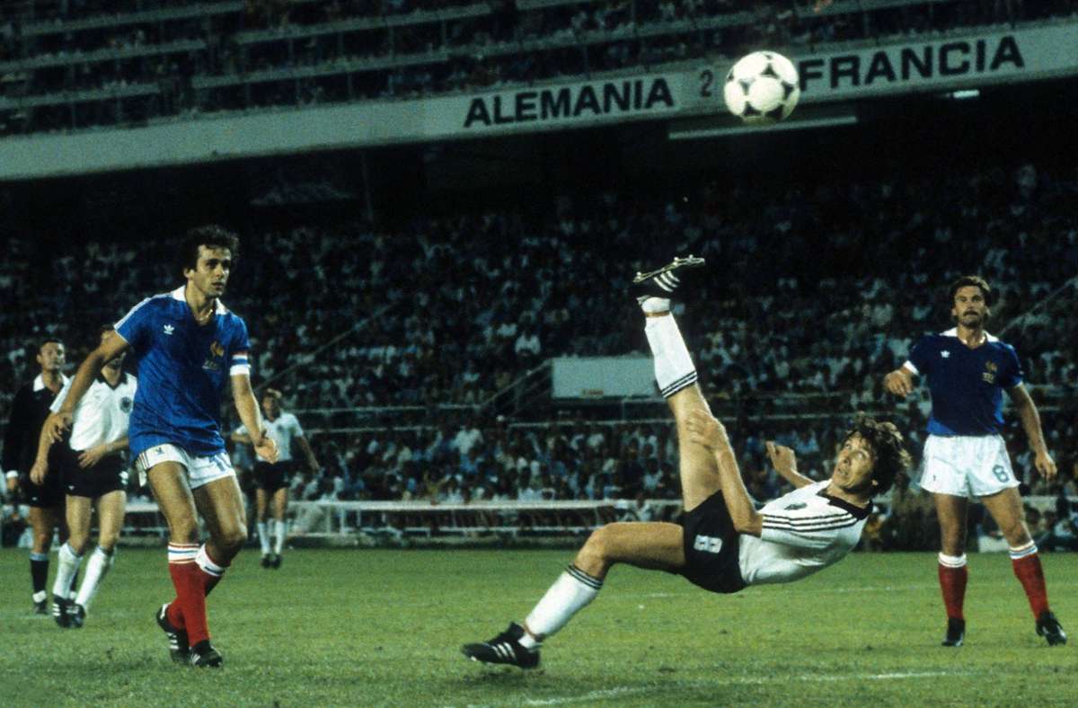 Dramatik pur im WM-Halbfinale von Sevilla 1982: In der Verlängerung erzielt Klaus Fischer per Fallrückzieher das 3:3.