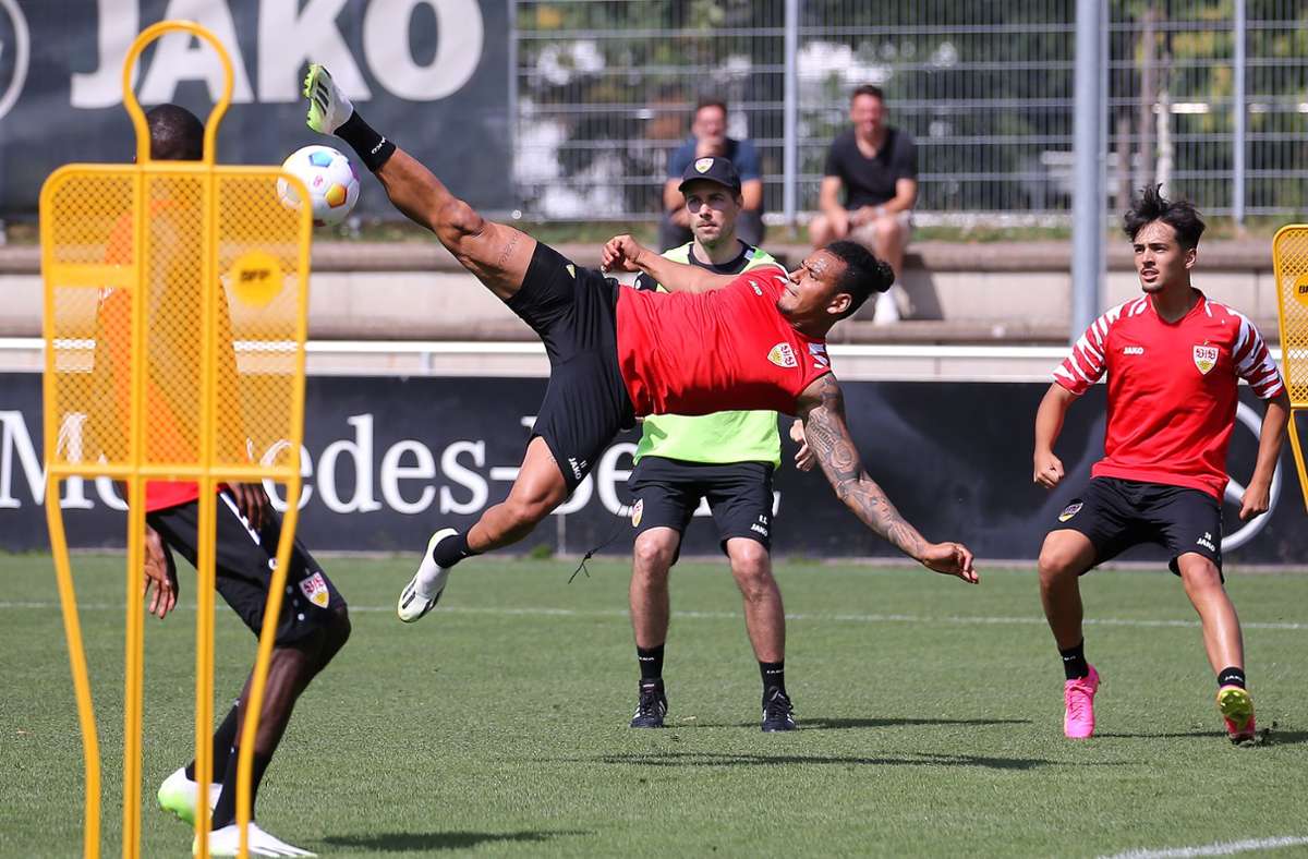Artistisch: Der VfB-Stürmer Juan Perea legt sich quer in die Luft, um auf das Tor zu schießen.