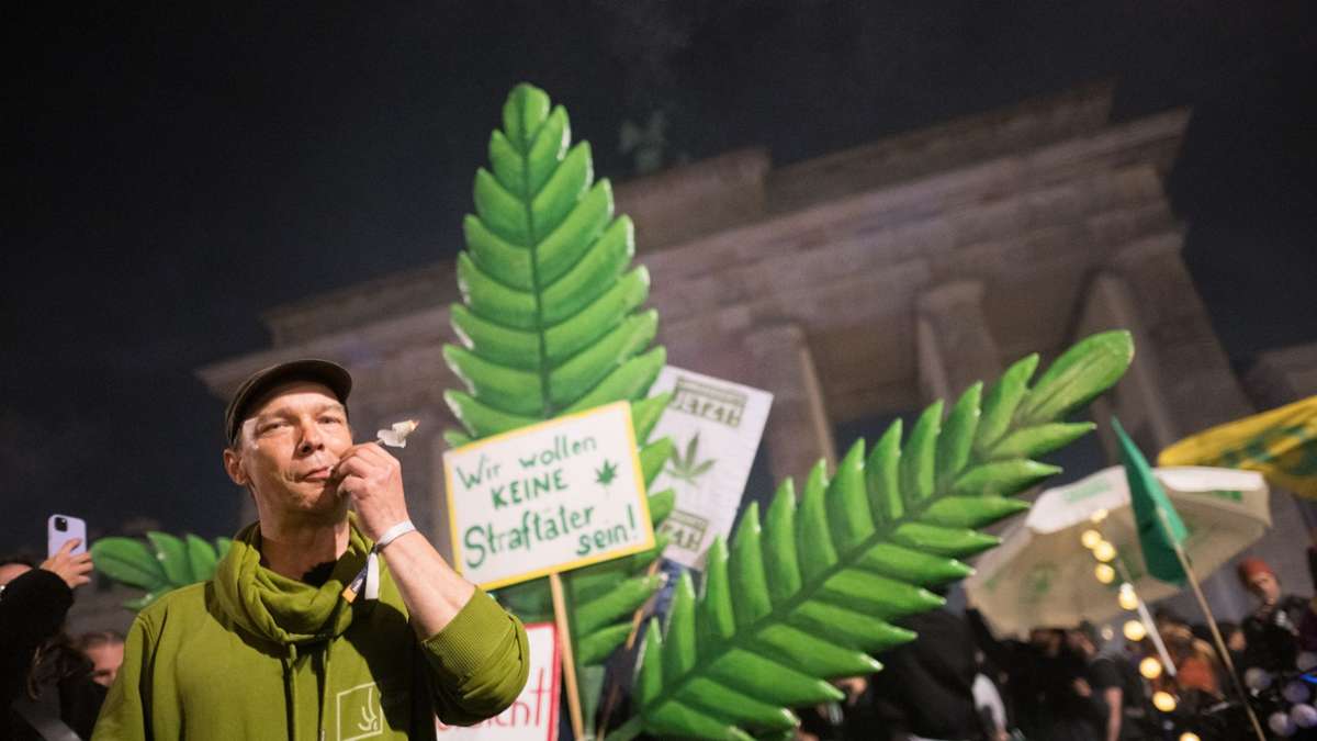 Neue Drogenpolitik: Rauch über dem Brandenburger Tor: Cannabis jetzt legal