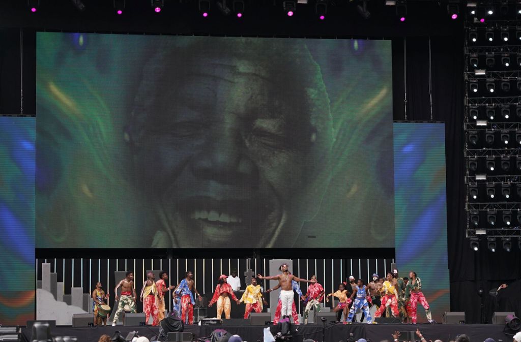 Sänger Usher ist beim Gedenkkonzert für den verstorbenen ehemaligen Präsidenten von Südafrika, Nelson Mandela, in Johannesburg aufgetreten. Foto: Getty Abo