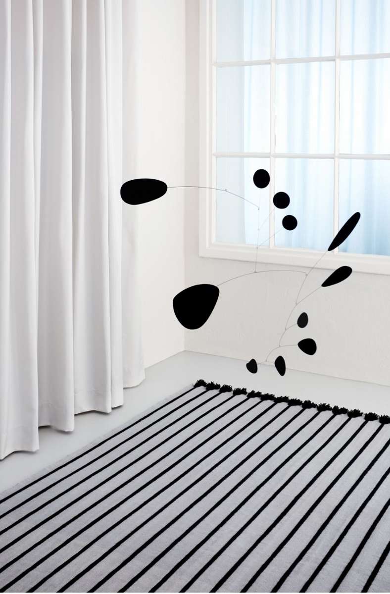 Macht sich auch zu einem Calder-Mobile gut: Der RIB-Teppich von Studio Besau Marguerre für Reuber & Henning.