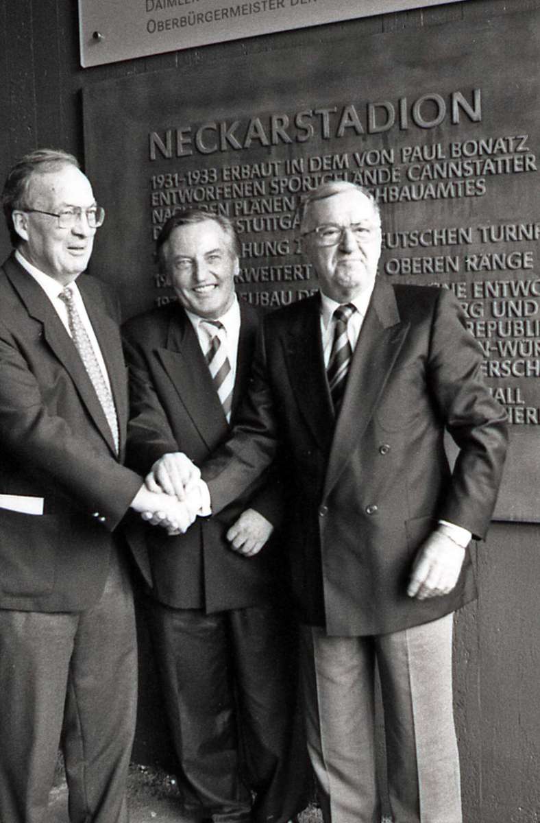 Manfred Rommel (links) bei der Einweihung des Gottlieb-Daimler-Stadions (vormals Neckarstadion) am 22. Mai 1993 mit Gerhard Mayer-Vorfelder (Mitte), CDU-Politiker und Sportfunktionär, und Werner Niefer, Vorstandsvorsitzender der Mercedes-Benz AG.