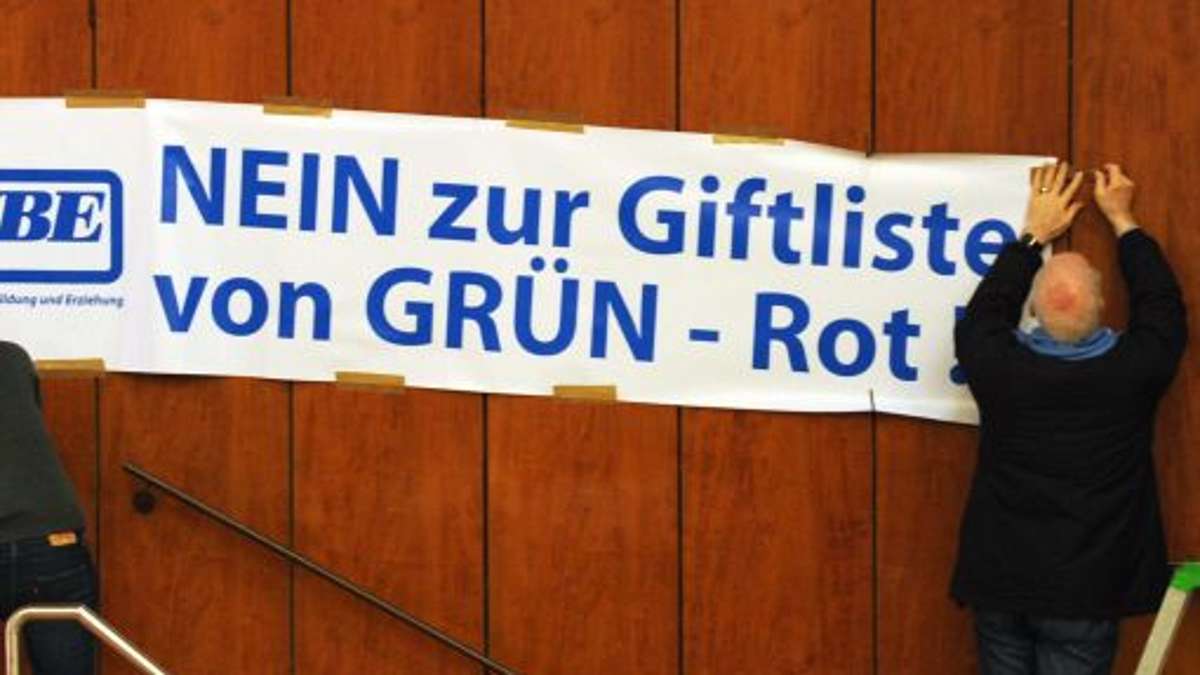 Protest in Stuttgart: Beamte buhen Kretschmann aus