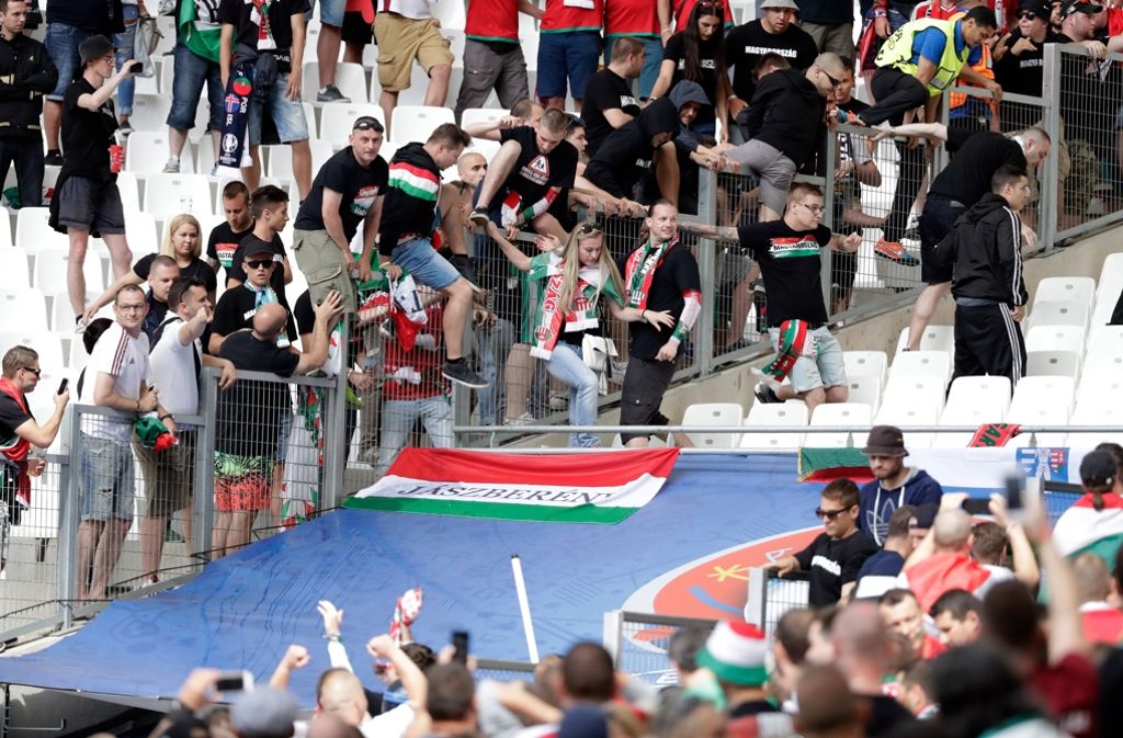 Vor dem EM-Spiel zwischen Ungarn und Island ist es im Stade Velodrome in Marseille zu Schlägereien auf der Tribüne gekommen.