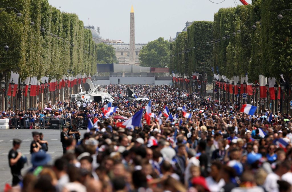 Es ist die dritte große Feier auf den Champs-Elysées in Folge, nach der Militärparade zum Nationalfeiertag am Samstag und den Freudenfeiern nach dem 4:2-Finalsieg über Kroatien.
