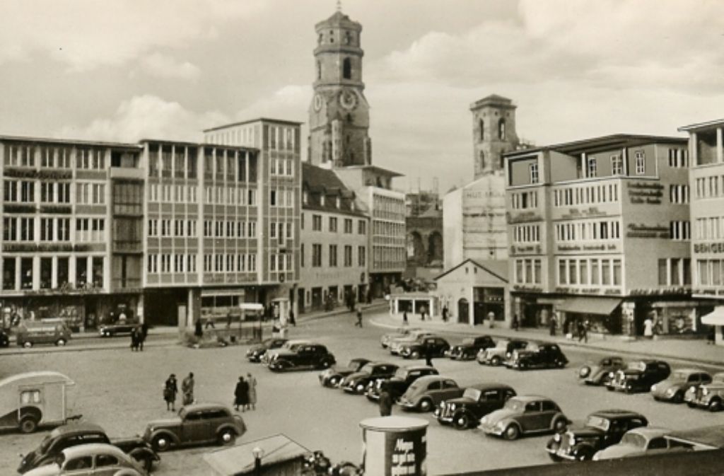 Nach und nach wurden Gebäude und Plätze wieder aufgebaut. Auf dem Marktplatz durfte man damals sein Auto parken.
