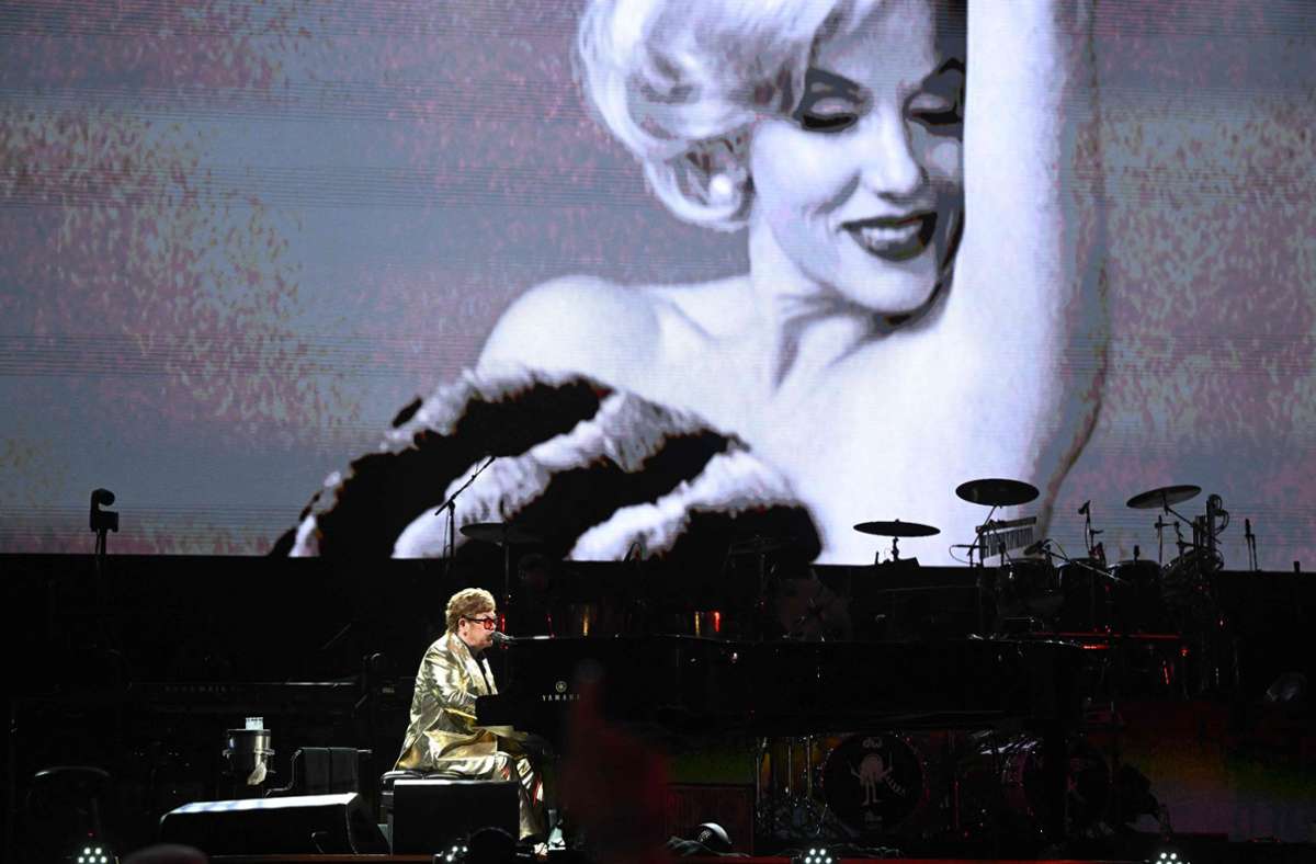 Zu „Candle in the Wind“ wurde ein Bild von Marilyn Monroe eingeblendet.