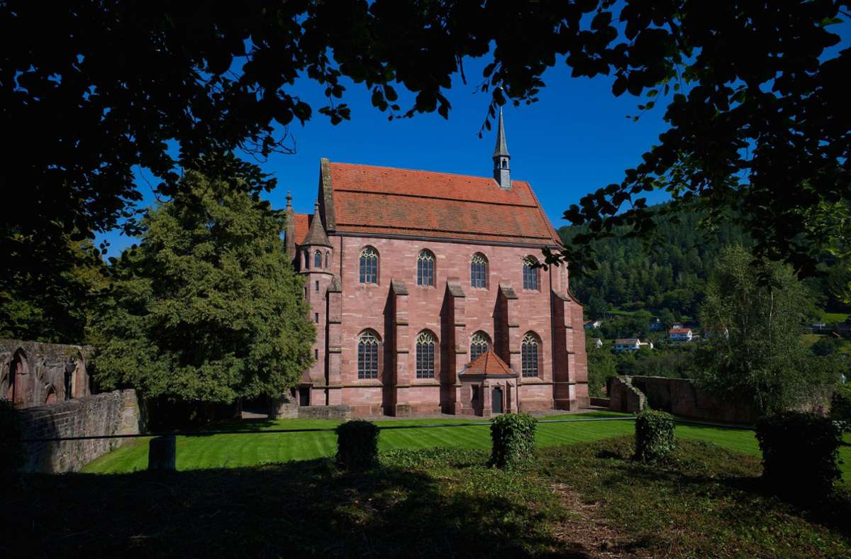 Die Marienkapelle hat als eines von wenigen Gebäuden den Brand im Jahr 1692 überstanden. Das zweistöckige Bauwerk im Stil der Spätgotik war einst Krankenkapelle und Bibliothek und beheimatet heute die evangelische Pfarrkirche von Hirsau.
