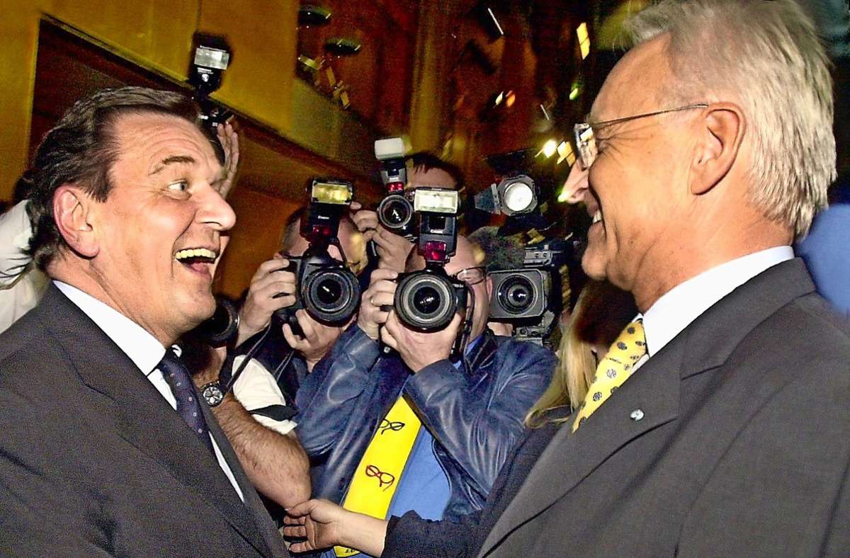 Kanzler trifft Kanzlerkandidaten: Gerhard Schröder (li.) und Edmund Stoiber im April 2002