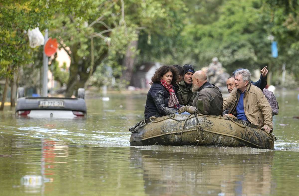 aenza: Menschen werden aus einer überschwemmten Region mit Schlauchbooten evakuiert.
