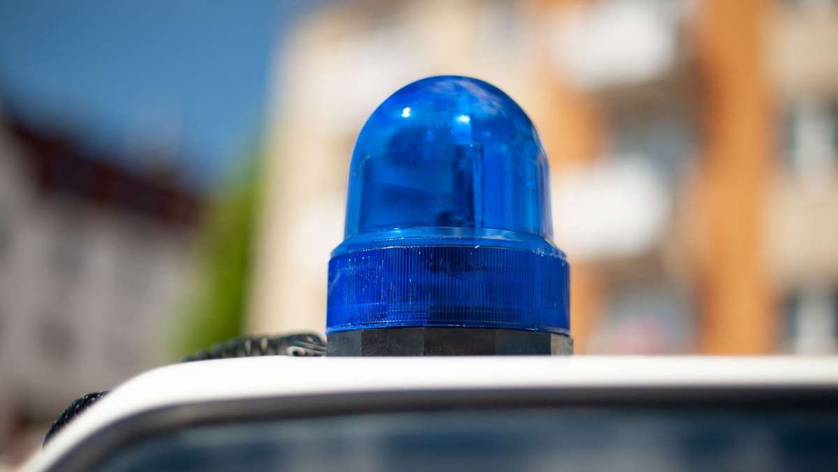  Am Mittwochabend ist ein betrunkener 56-Jähriger mit seinem Auto kurz vor Schlaitdorf (Kreis Esslingen) in den Straßengraben gefahren. Er verließ die Unfallstelle und wurde in seiner Wohnung angetroffen. Die Polizei sucht Zeugen. 