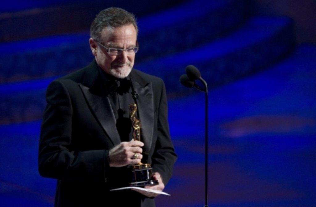 2010 überreicht Robin Williams einen Oscar.