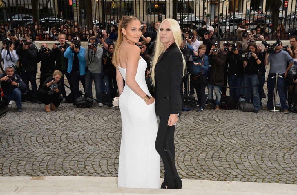 Großer Bahnhof für zwei A-Promis: Die Schauspielerin und Sängerin Jennifer Lopez und Donatella Versace vor Heerscharen von Fotografen während der Pariser Fashion Week.