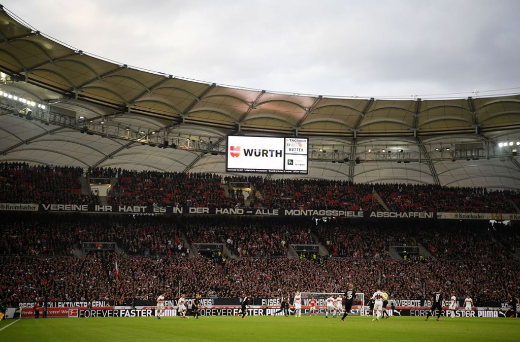 Die Fans im Stuttgarter Stadion protestierten gegen Montagsspiele.