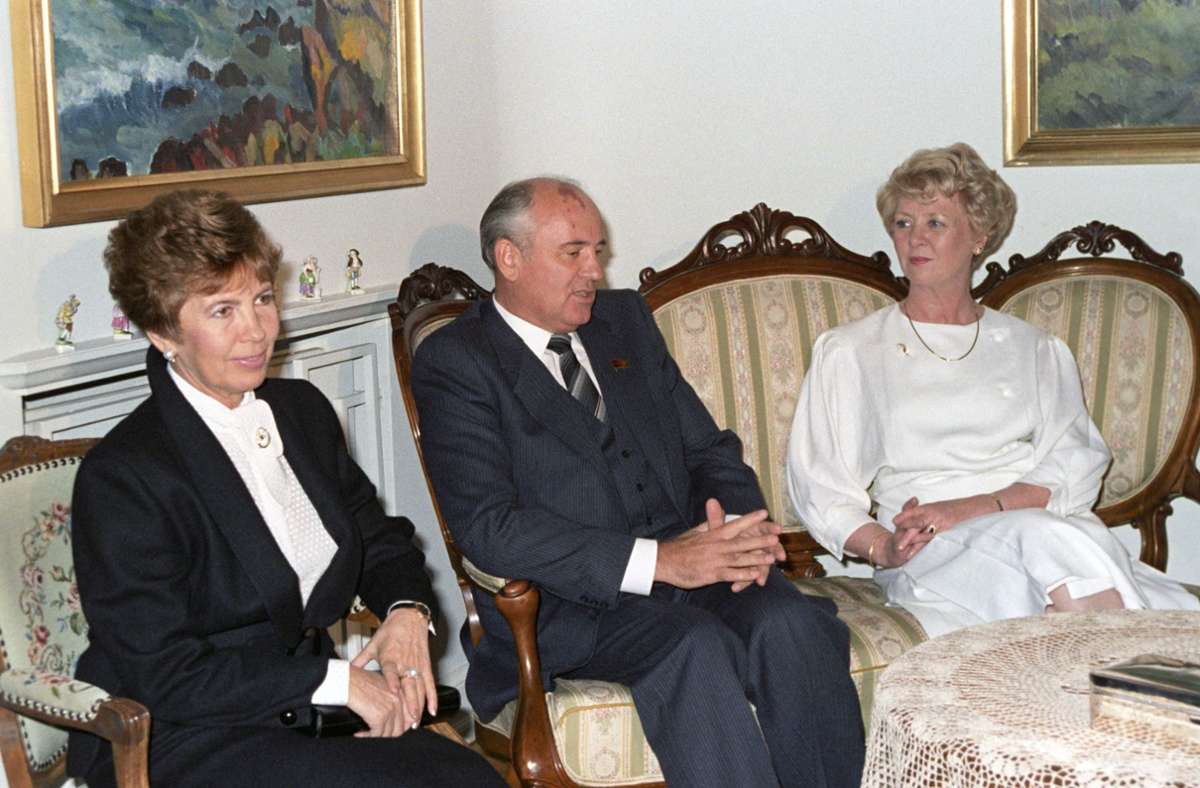 Gorbatschow und seine Gattin Raissa bei einem Treffen mit der damaligen isländischen Präsidentin
