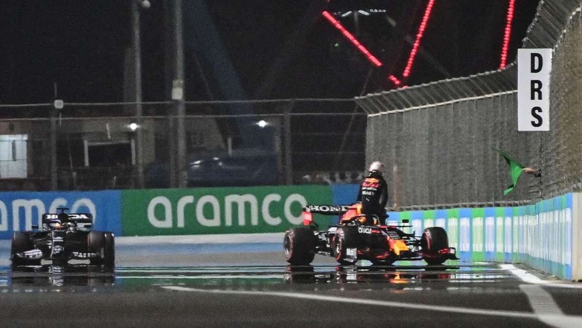 Formel 1 in Saudi-Arabien: Verstappen rast in Mauer: Hamilton holt Premieren-Pole in Dschidda