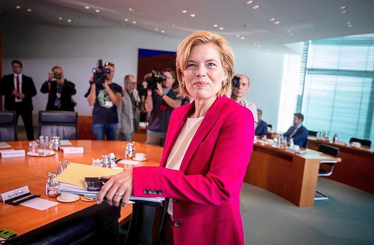 Die Bundeslandwirtschaftsministerin Julia Klöckner hat ein Faible für Rot. Powerdressing nennt sich das auf Neudeutsch, wenn mächtige Frauen, besonders Politikerinnen durch ihre Arbeitsuniform auffallen wollen.
