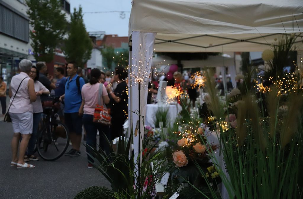 Leuchtende Pusteblumen beim Stand von Sailer´s Geschenkideen Langen Nacht Kultur und Einkaufen.