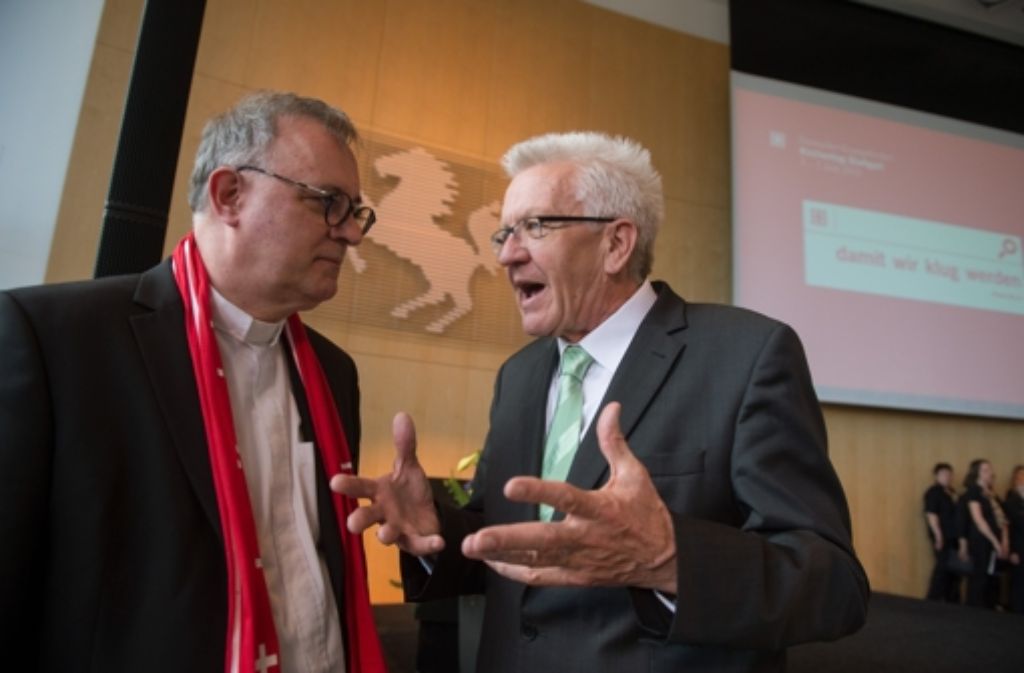 Beim Empfang im Rathaus sprechen Ministerpräsident Winfried Kretschmann (r.) und Landesbischof July miteinander.