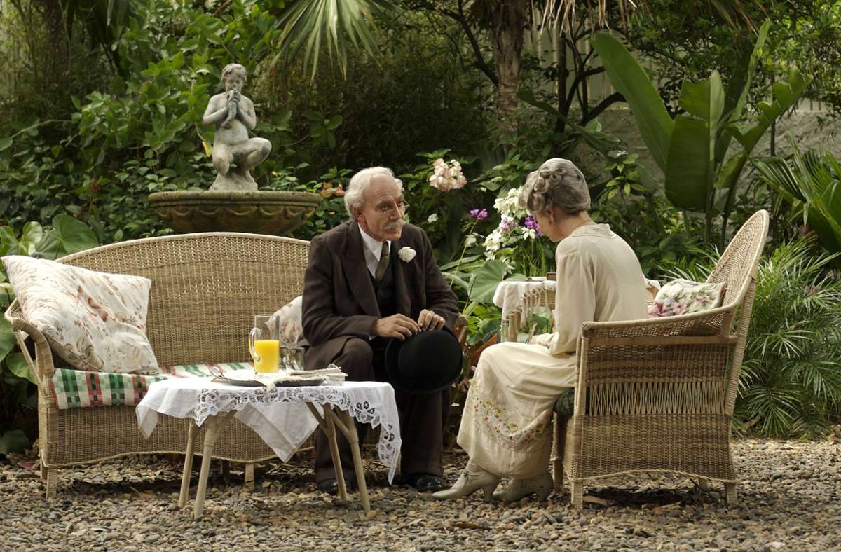 Gespräche im Garten: Szene aus „Die Liebe in Zeiten der Cholera“ von 2008, Szene mit Florentino (Javier Bardem) und Fermina (Giovanna Mezzogiorno) in der Regie von Mike Newell.