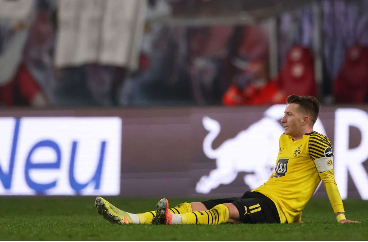 Marco Reus sitzt frustriert auf dem Boden. Mit der Leistung seiner Mannschaft ist er alles anders als zufrieden. Foto: dpa/Jan Woitas