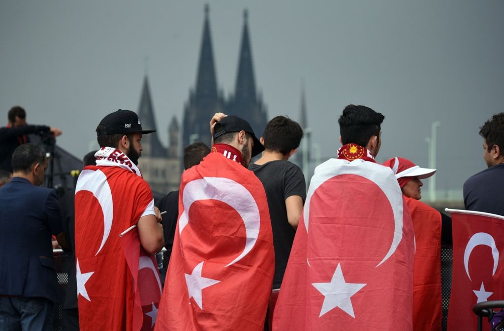 Die Unterstützer des türkischen Präsidenten Erdogan in Köln wirken eher wie Fußballfans.