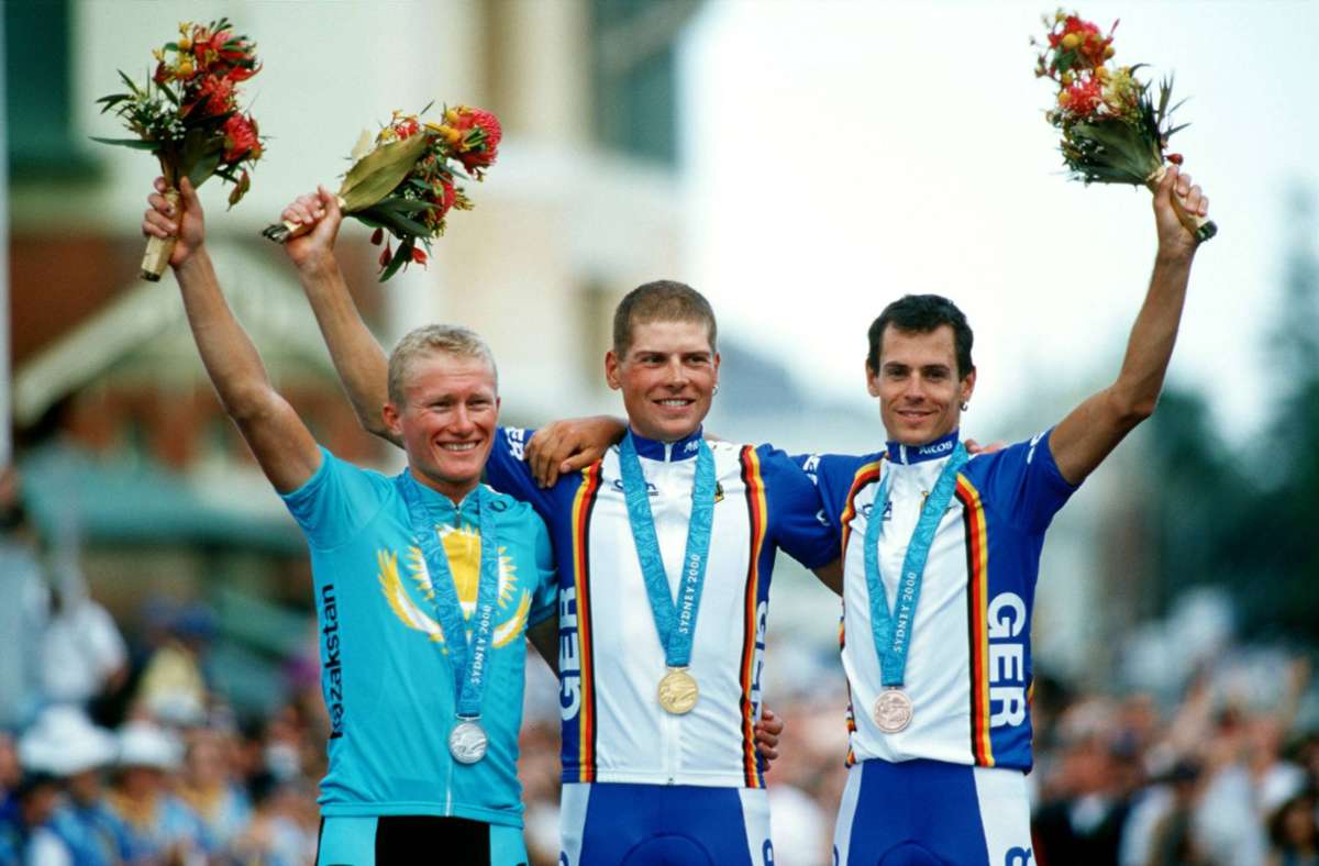 Der olympische Telekom-Dreier: die Teamgefährten Alexander Winokurow, Jan Ullrich und Andreas Klöden belegen im olympischen Straßenrennen in Sydney die ersten drei Plätze.