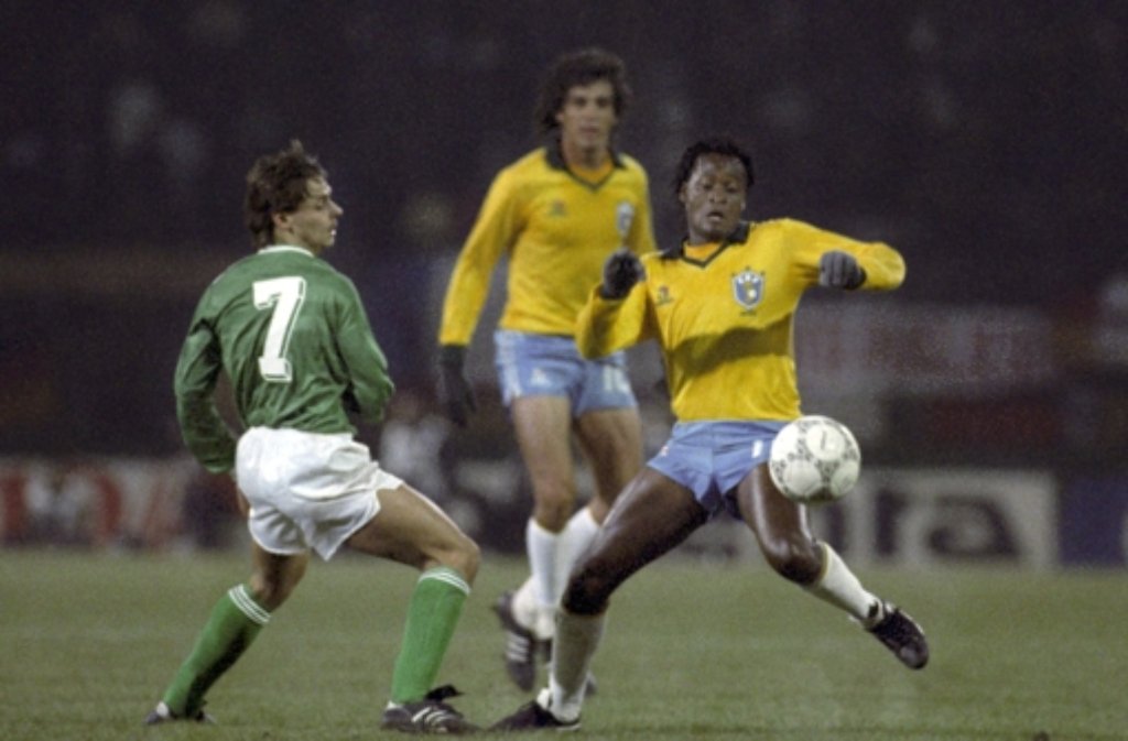 Die deutsche Fußballnationalmannschaft besiegt in einem Testpiel in Frankfurt am Main am 12. März 1986 Brasilien mit 2:0. Der Deutsche Olaf Thon (l) kämpft mit Brasiliens Dida um den Ball. Im Hintergrund der Brasilianer Casagrande.