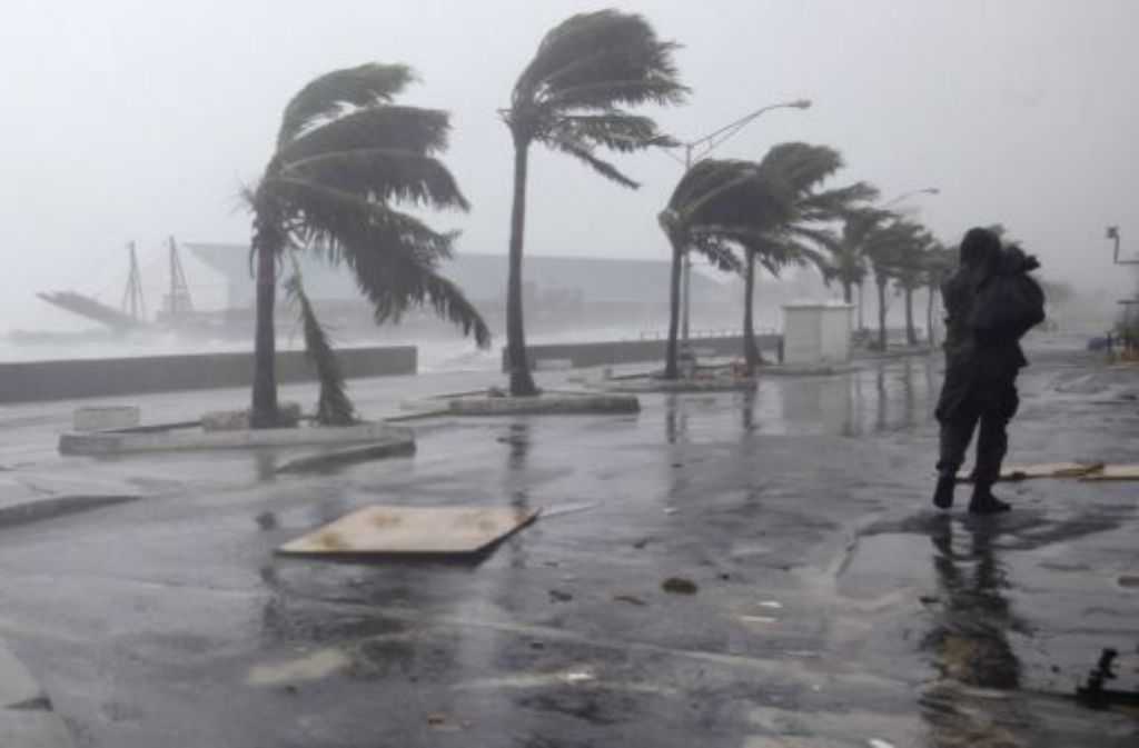 Ein Mann läuft durch Nassau trotz annäherdem Hurricane. Irene wird auf den Bahamas als Hurricane der Kategorie drei eingestuft.
