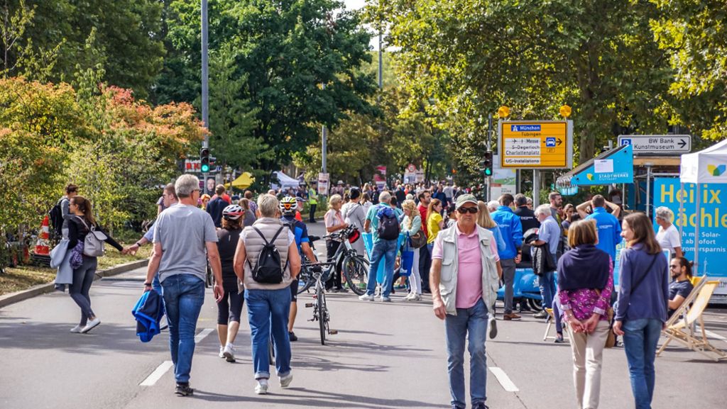  Leer und doch gut gefüllt: Menschen statt Autos beleben am Sonntag die Theodor-Heuss-Straße in der Stuttgarter Innenstadt. Außerdem ziehen Demonstrationszüge durch die Stadt. 